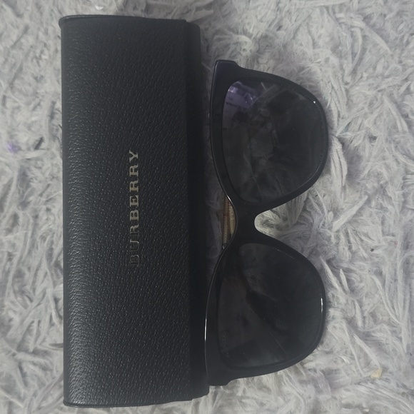 Burberry Women's Black & House Check Cateye Sunnies (NWOT)(W/ CASE)✨️💛🖤✨️ - Picture 1 of 7